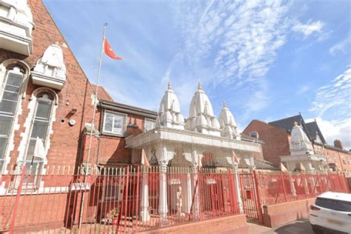 
200-strong mob surrounds Hindu temple in Birmingham, chants ‘Allahu Akbar’ 