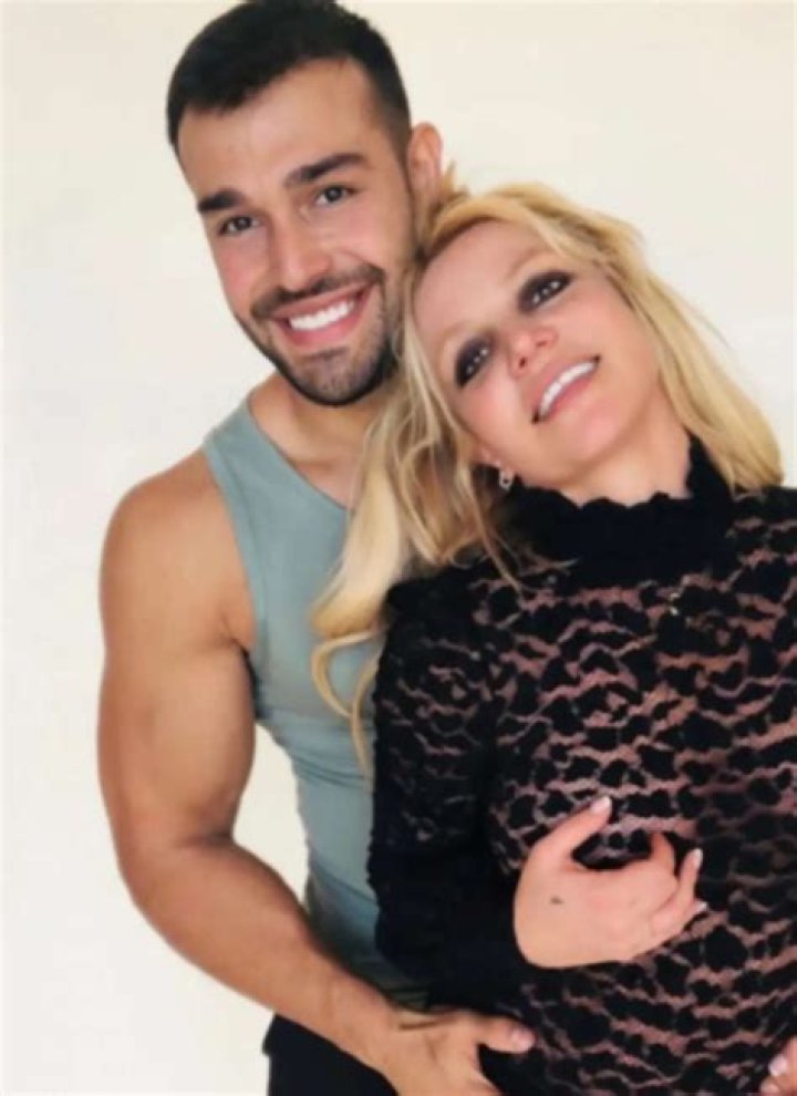 According To A Spy, Britney Spears Exposed Her Breasts Beside The Pool At Sunset Tower In Los Angeles