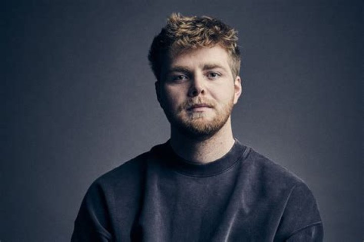 Alex Warren – Bio, Facts, Family Life of the TikTok Star