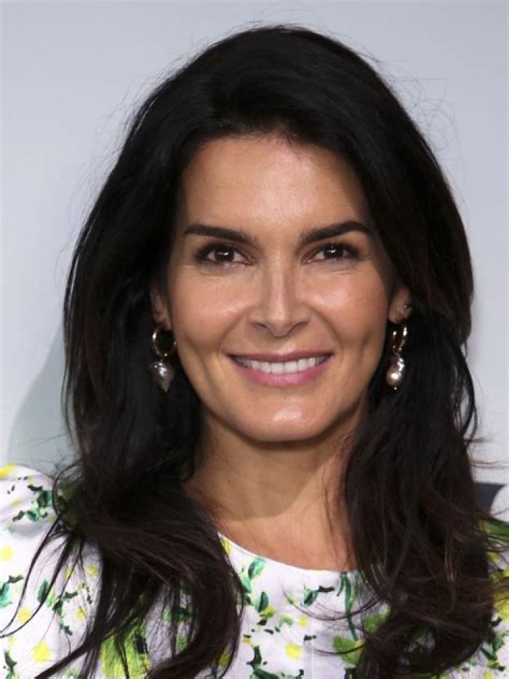 Angie Harmon Biography - Facts, Childhood, Family Life & Achievements