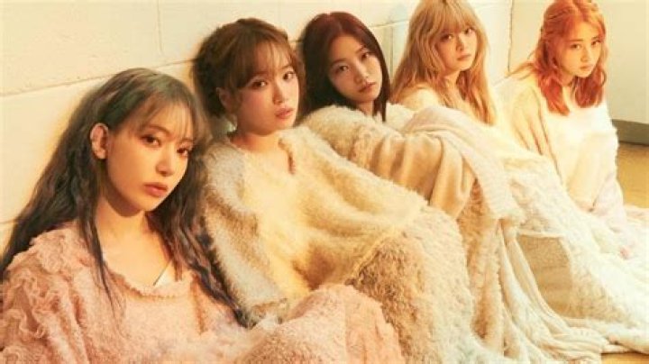 Are there LE SSERAFIM “Easy” photocards?