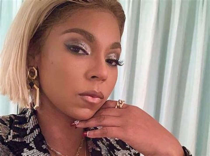 Ashanti Wore A ‘Giant Comforter’ In Pictures From The Grammy Awards Ceremony — She Also Reminded Some Of Tamar Braxton