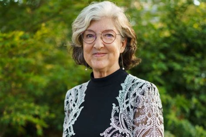 Barbara Kingsolver Biography - Childhood, Life Achievements & Timeline