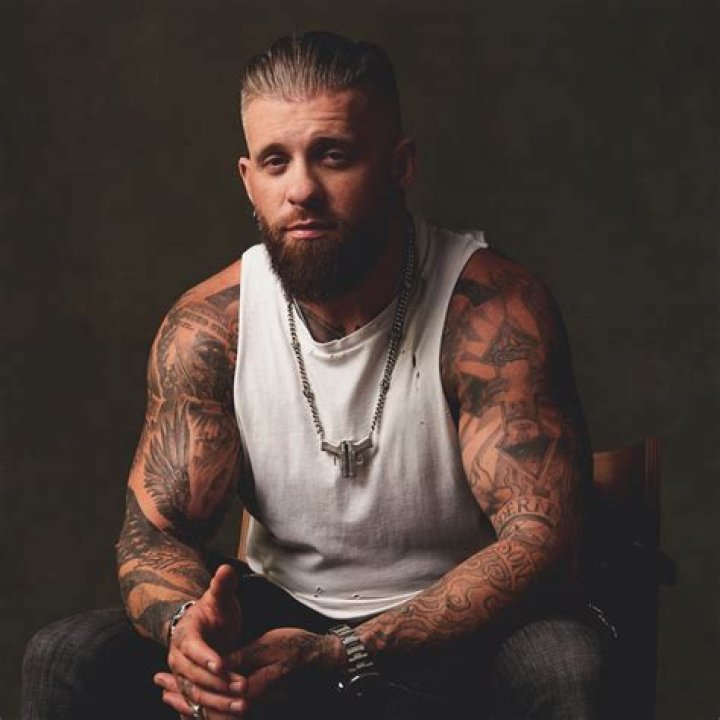 Brantley Gilbert Biography - Facts, Childhood, Family of Singer-songwriter