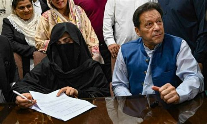 Bushra Maneka (Bushra Bibi) – Bio, Facts, Family Life of Imran Khan’s Wife