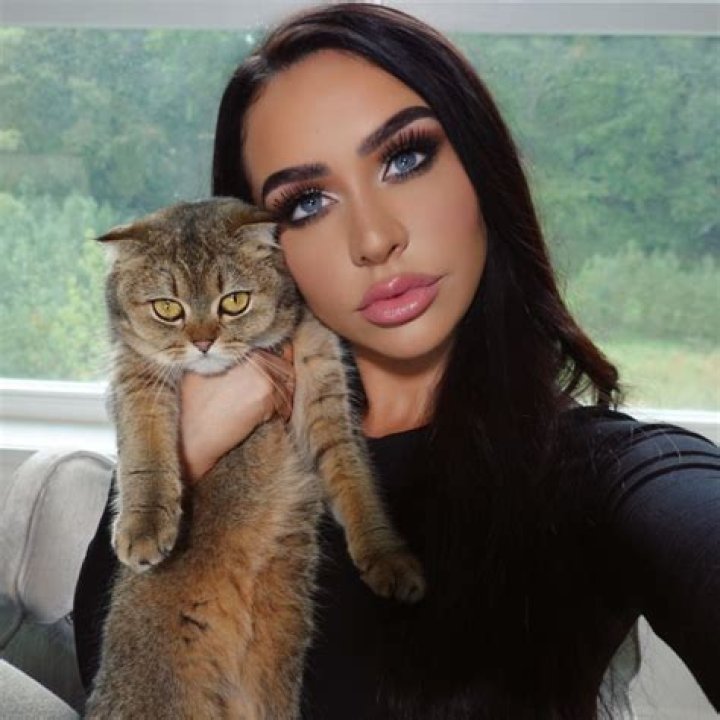 Carli Sue Bybel – Bio, Facts, Family Life of YouTube Star & Blogger