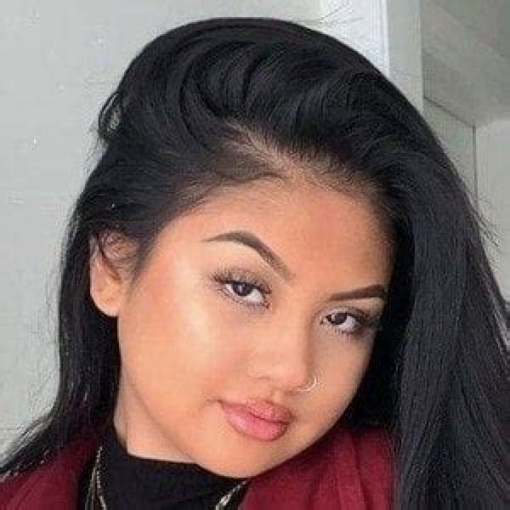 Carly Sarah - Bio, Facts, Family Life of Canadian Instagram Star & Makeup Artist