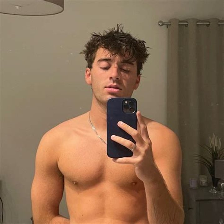 Carmie Sellitto - Bio, Facts, Family Life of English YouTuber