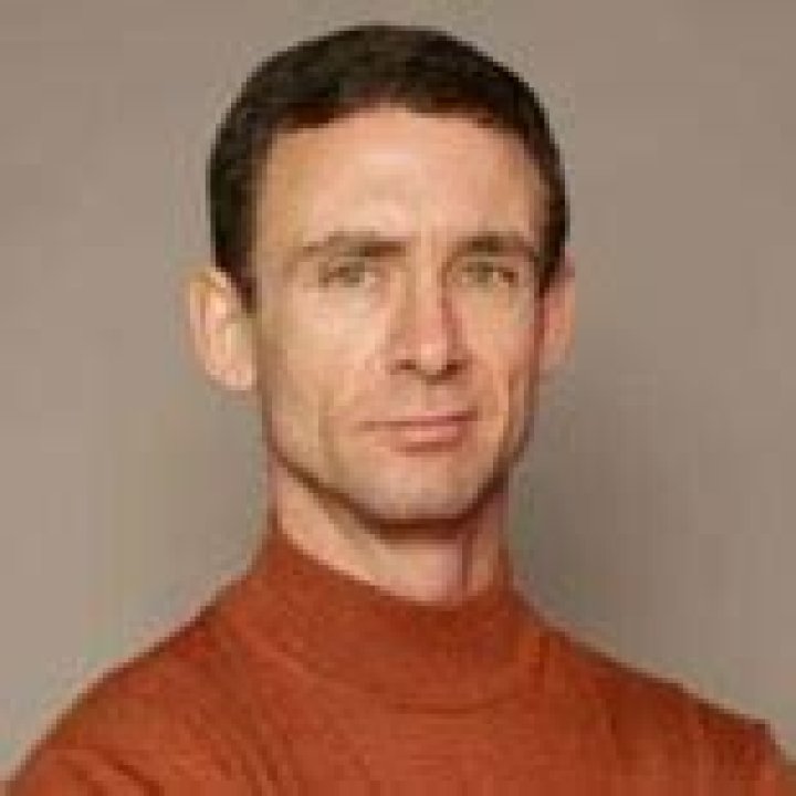 Chuck Palahniuk Biography - Facts, Childhood, Family Life & Achievements