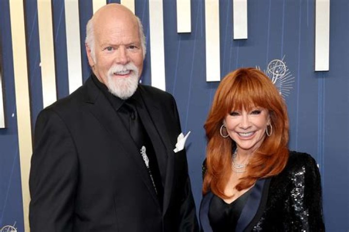 What happened to Reba McEntire's first husband?