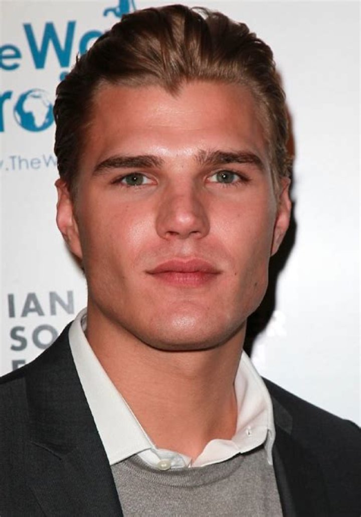 Chris Zylka Biography - Facts, Childhood, Family Life & Achievements