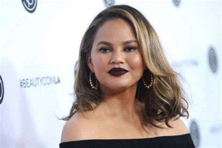 Chrissy Teigen Not Allowed To Watch “Game Of Thrones” Because Mike Rosenthal Says She Talks Too Much!
