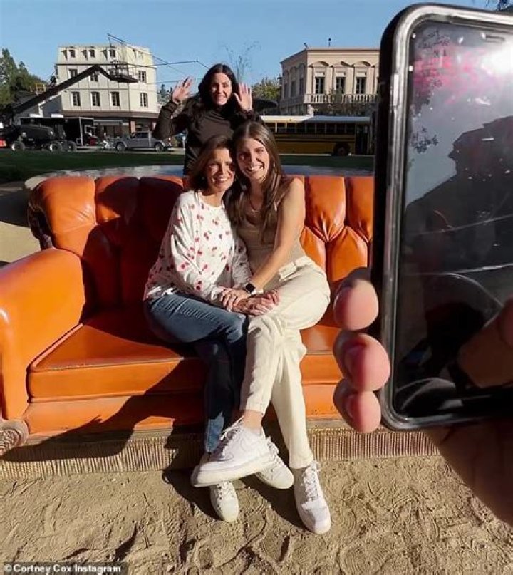 
Courteney Cox Surprises ‘Friends’ Fans by Photobombing Their Pictures on Show’s Iconic Orange Couch 