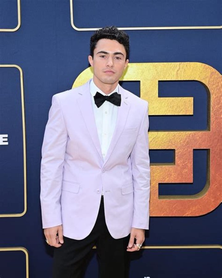 Darren Barnet Height, Weight, Net Worth, Age, Birthday, Wikipedia, Who, Nationality, Biography