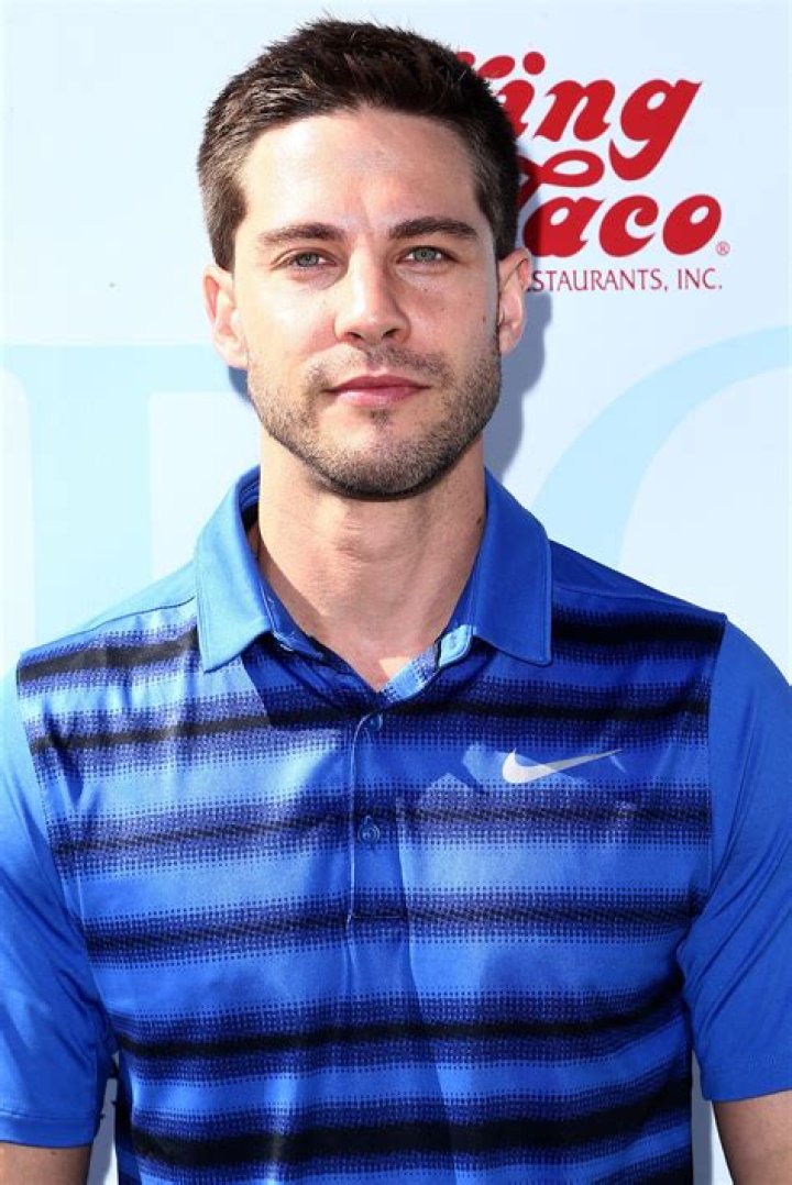 Dean Geyer Net Worth