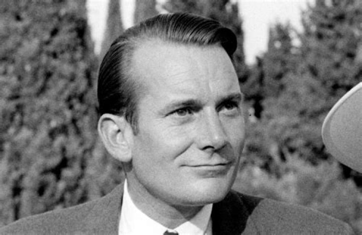Denholm Elliott Biography - Facts, Childhood, Family Life & Achievements