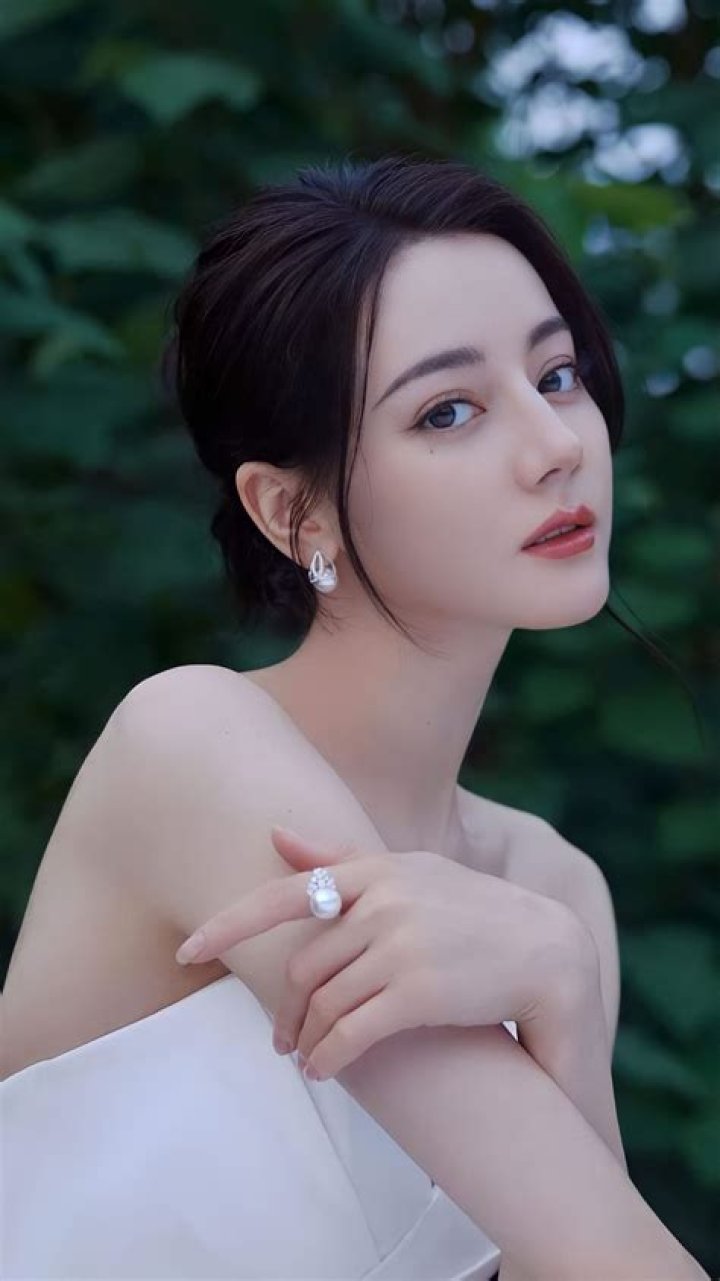 Dilraba Dilmurat Biography - Facts, Childhood, Family Life & Achievements
