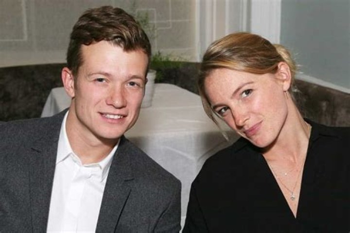
Ed Speleers is Married to Wife: Asia Macey. Kid: Jude Speleers. 