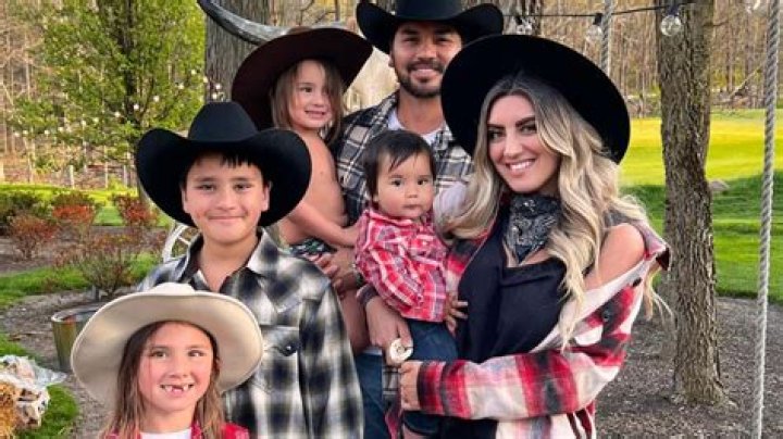 Lucy Sanchez Knapp, Tom Harvey