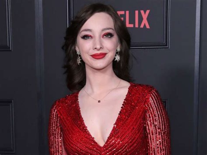 Emma Dumont Biography - Facts, Childhood, Family Life & Achievements
