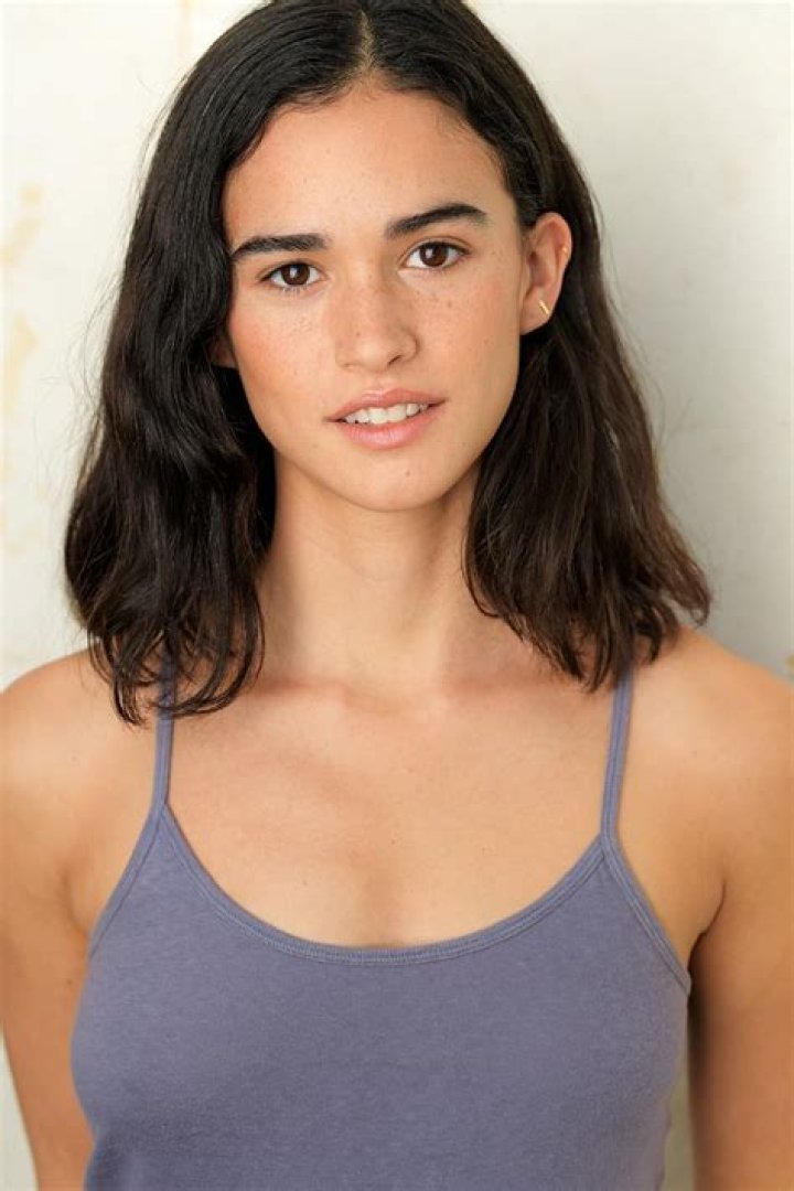 Who is Emma Pasarow? Age, Boyfriend, Net Worth, Height, Parents & Wiki