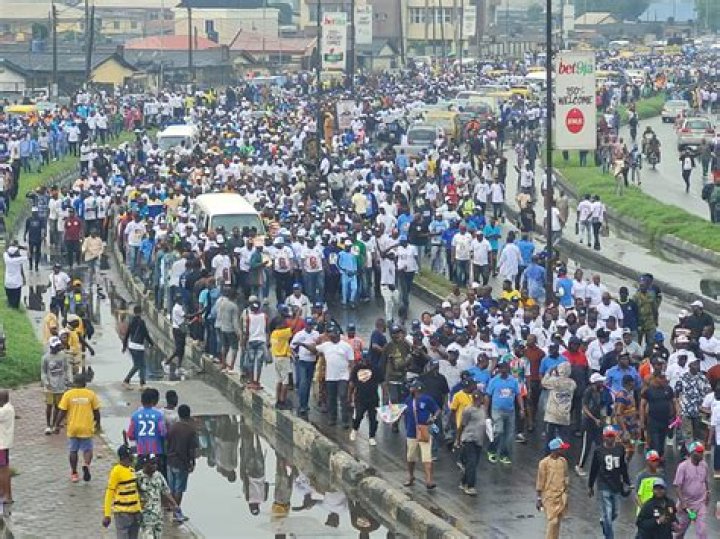 
Eniola Badmus has again come under attack for hailing APC’s Presidential Candidate Bola Tinubu 