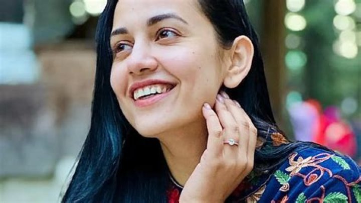 Esha Kansara Height, Weight, Net Worth, Age, Birthday, Wikipedia, Who, Instagram, Biography