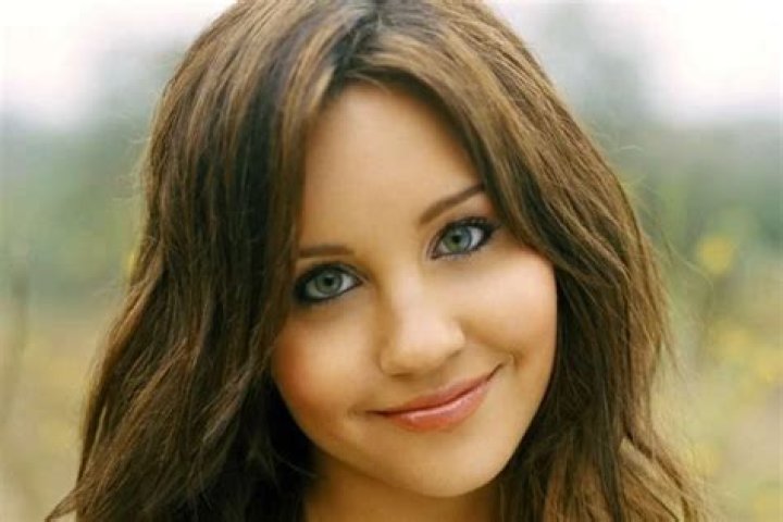 Following Her Rehab Departure Amanda Bynes Was Spotted Having A ‘Tense’ Conversation With Her Lawyers