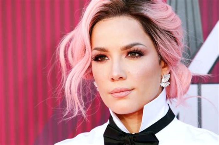 Halsey Puts Her Cute Freckles On Display In No-Makeup Selfies To Remind People What She ‘Really Looks Like!’
