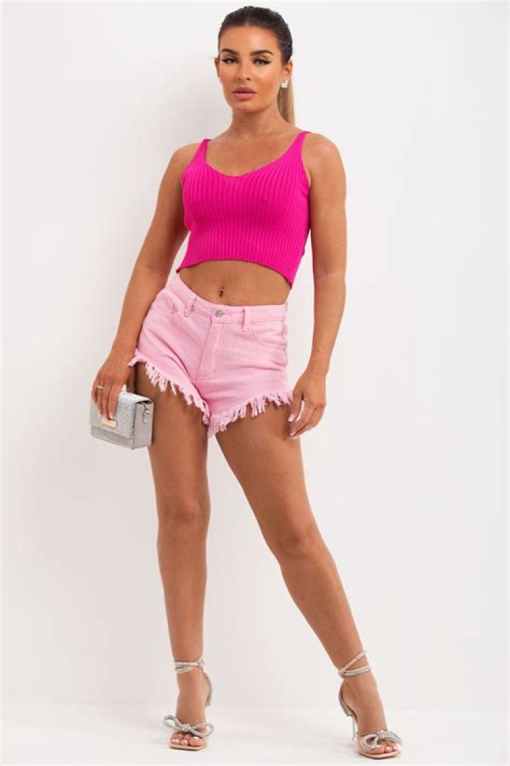 Hannah Sluss Pairs A Hot Pink Crop Top With Jean Shorts And Looks Amazing