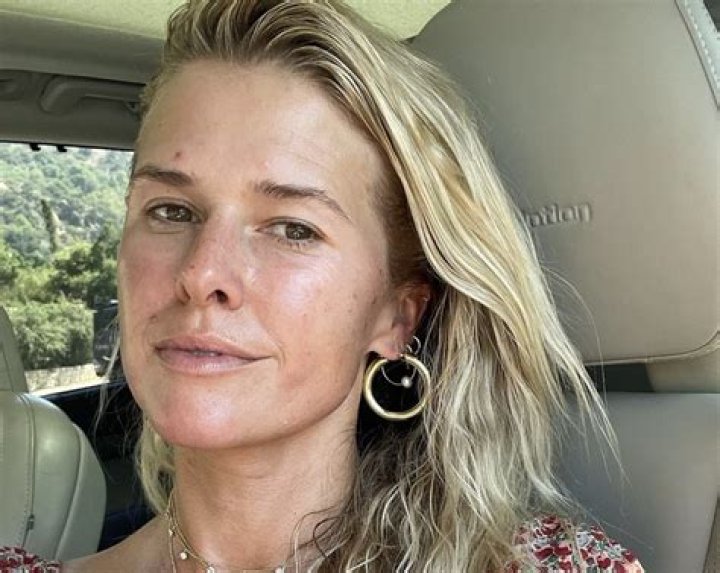 How I Met Your Mother Star Sarah Wright Olsen Shares Swimsuit Photo