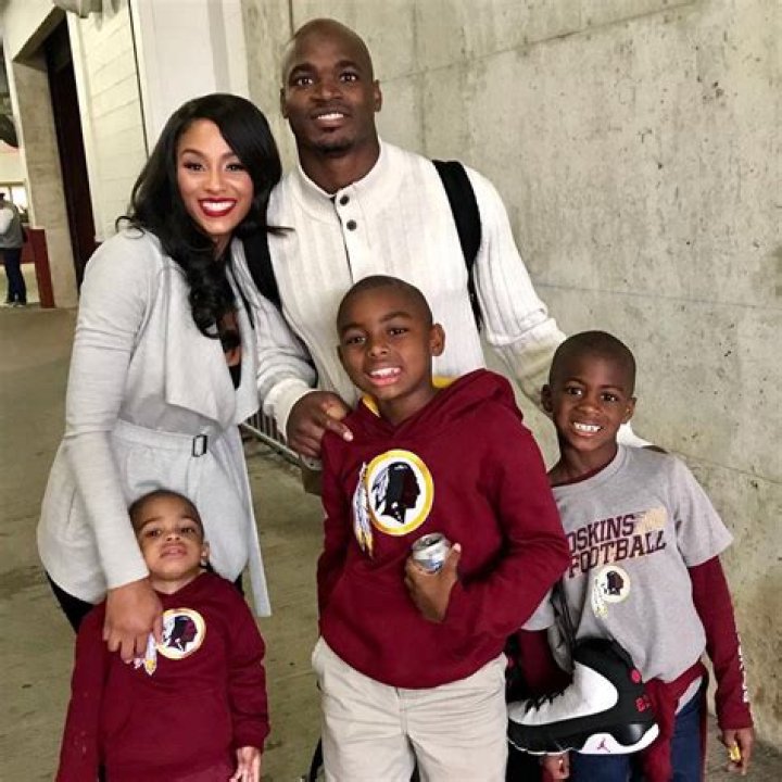 How many children does Adrian Peterson have? Who are Adrian Peterson's baby mamas?