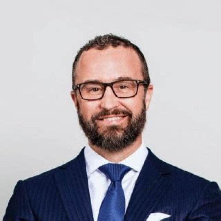 
Is James Bergener Married to Wife? Or Dating a Girlfriend? 