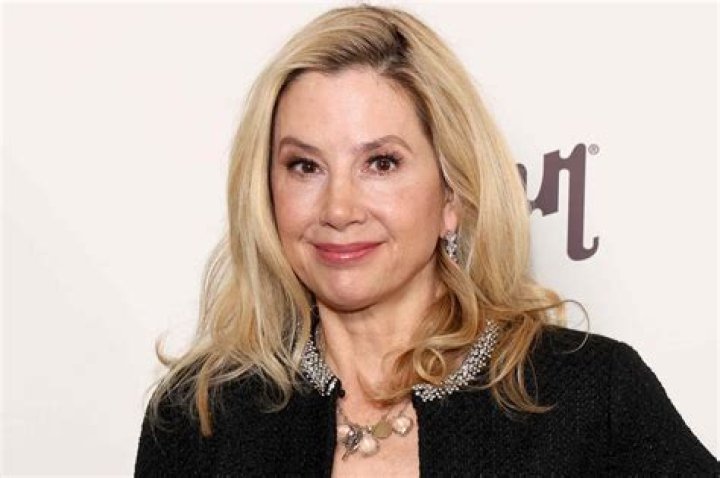 Is Mira Sorvino a smoker? – Celebrity