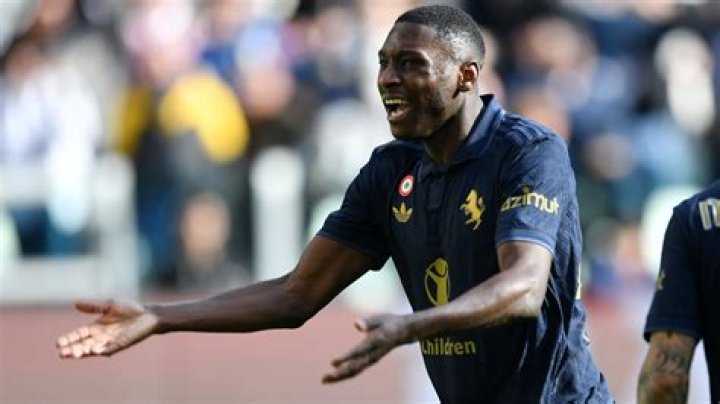 
Is Randal Kolo Munai Dating Anyone? Football Player Family And Net Worth Explore 