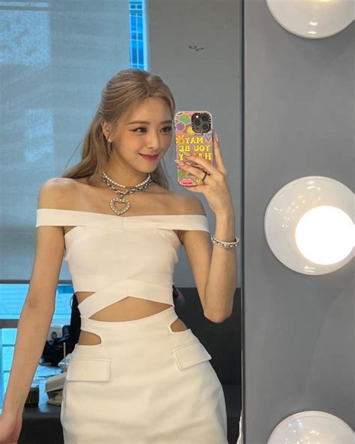 
ITZY’s Yuna Is Being Criticized For Using Hip Boosting Pads At The Time Of Promotion 