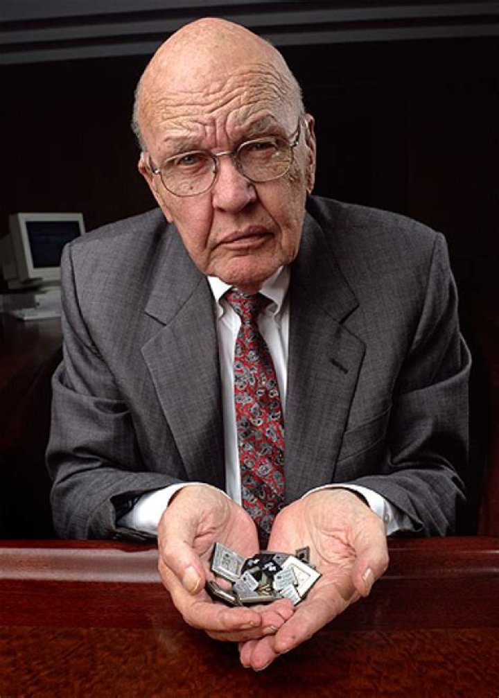 Jack Kilby Biography - Childhood, Life Achievements & Timeline