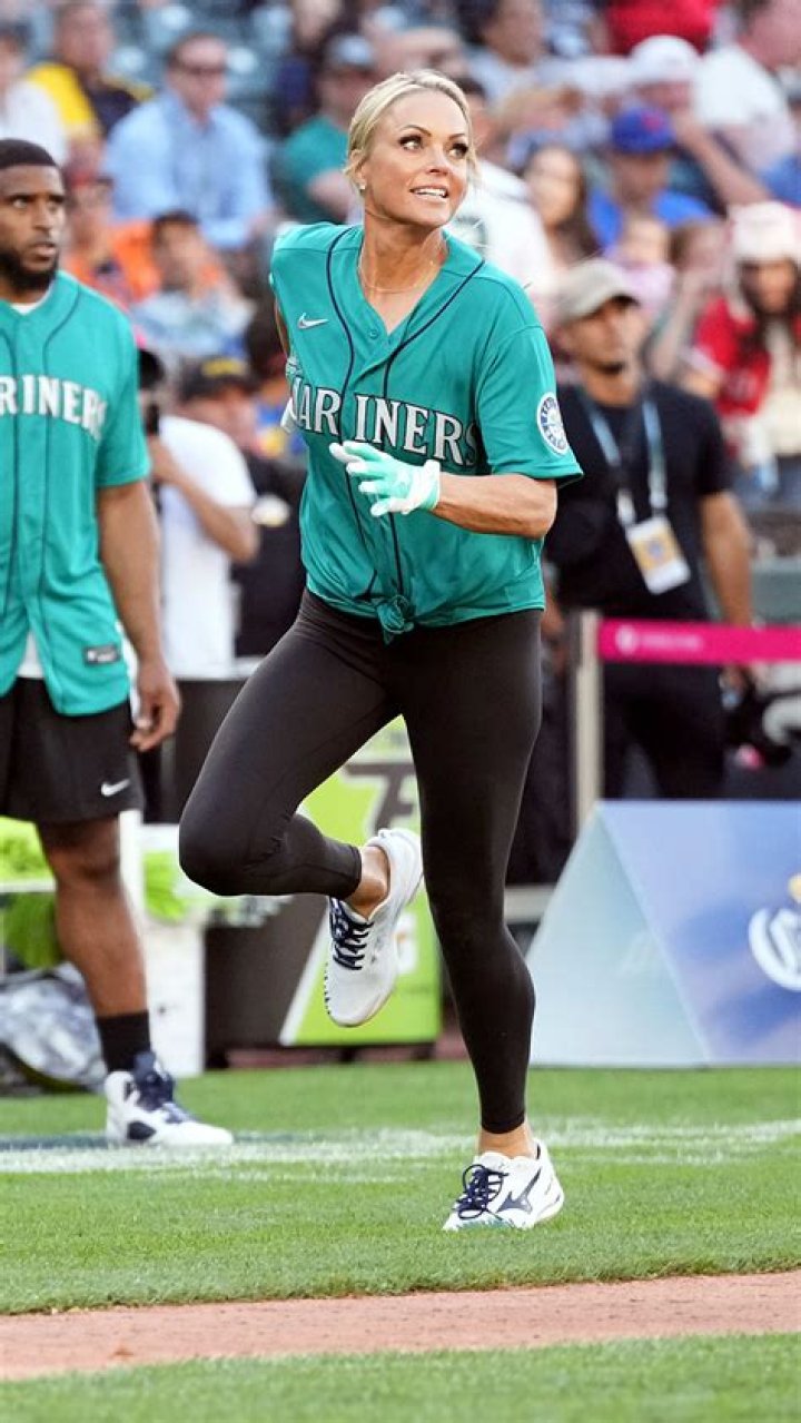 Jennie Finch Height, Weight, Net Worth, Age, Birthday, Wikipedia, Who, Nationality, Biography