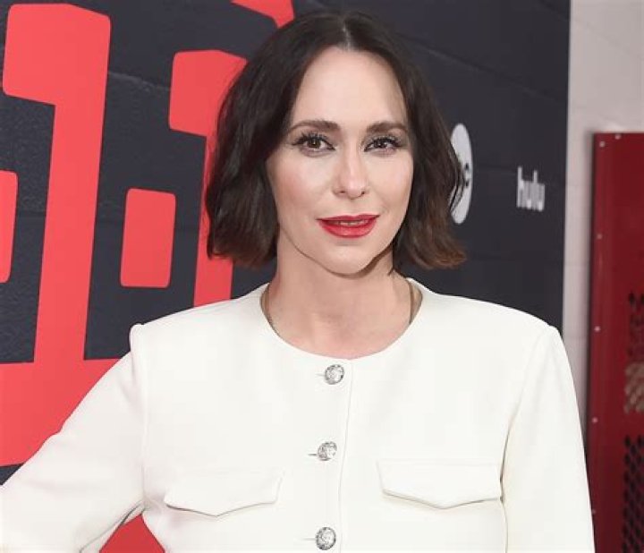 Jennifer Love Hewitt in Workout Gear Talks to the "Strong, Silent Type"