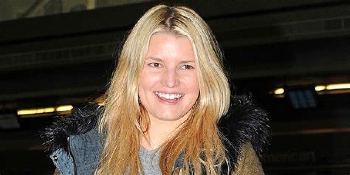 Jessica Simpson shared with fans a selfie without makeup