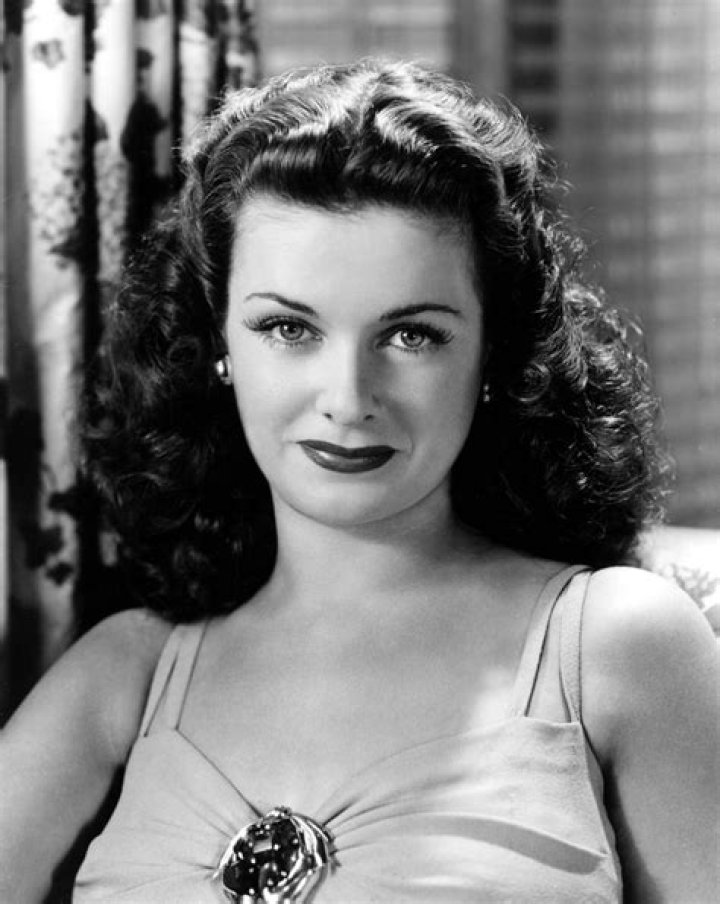 Joan Bennett Biography - Facts, Childhood, Family Life & Achievements