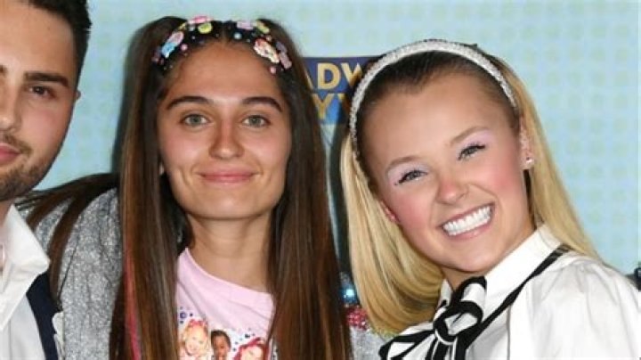
JoJo Siwa Gets Her Hair Chopped Off By Girlfriend Avery Cyrus 