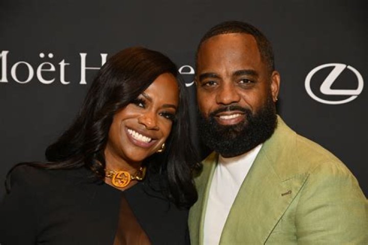 Kandi Burruss Shares Fire Photos With Todd Tucker And Her Dancers From Last Night’s Show – Fans Suggest Her To Keep Todd Out Of ‘Risky Situations’ Because Loyalty Is Hard To Find