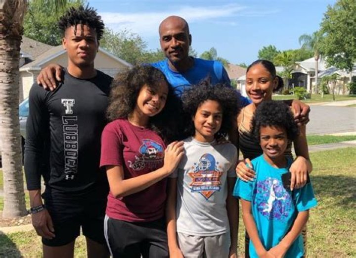 Kenneth Taylor family, girlfriend, children, parents, siblings