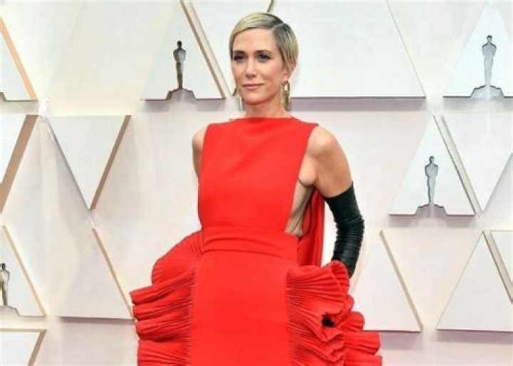 Kristen Wiig Sparks Memes With Valentino Haute Couture Oscar Dress — Compared To A Pan Of Lasagna And Lobster