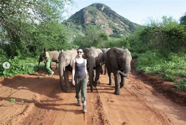 Kristin Davis in Workout Gear Says "Happy Earth Day" — Celebwell