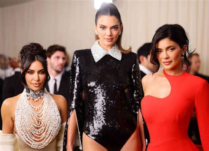 Kylie Jenner Gives Kourtney Kardashian A Makeover
