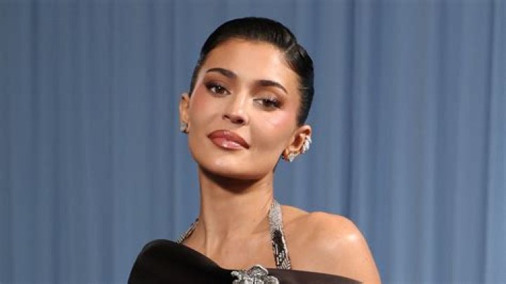 Kylie Jenner Shows Off Her Real Hair And It’s Red!