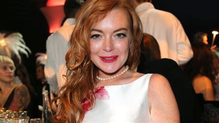 Lindsay Lohan Shows Off Her Fit Body In New Fitness Pic And Fans Are Very Impressed!