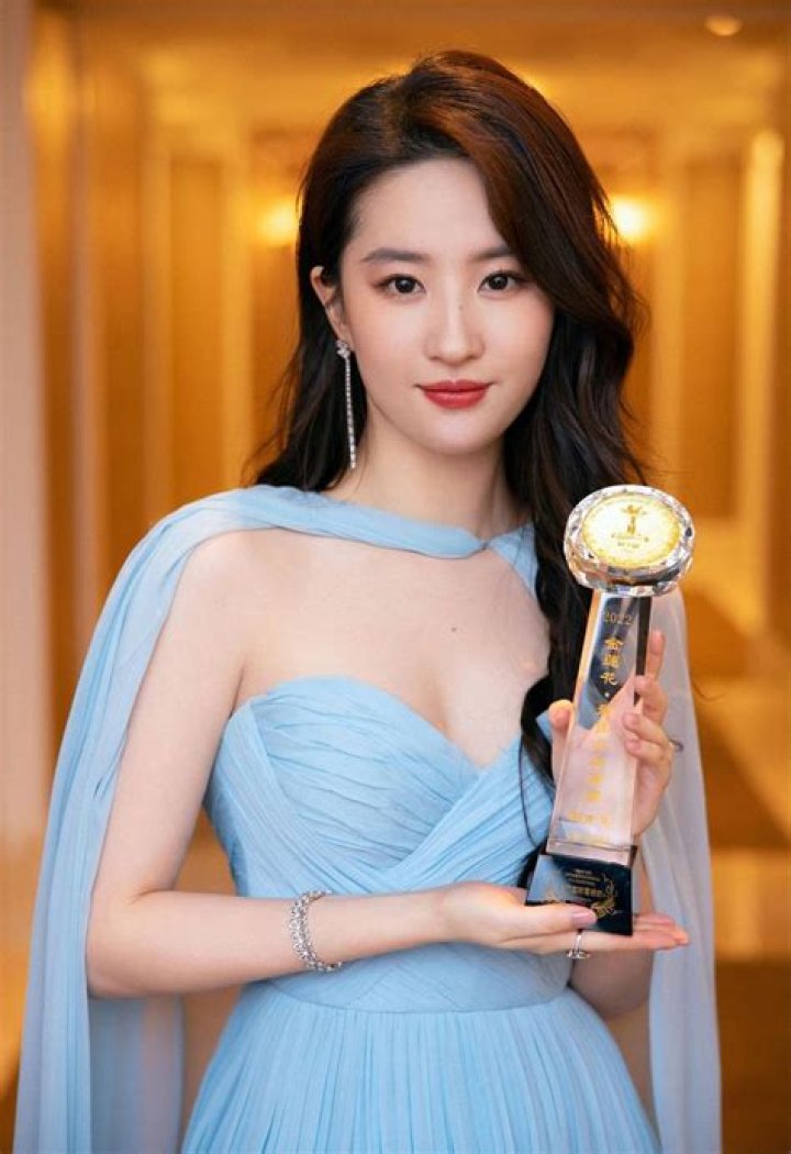 Liu Yifei Biography - Facts, Childhood, Family Life & Achievements